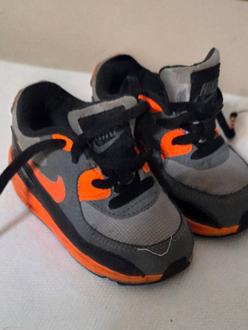 Nike Air Max Boy’s Sneaker Size 6C Gray/Orange Lace-up